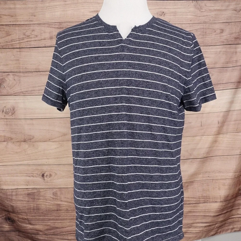 Banana Republic Shirt Mens Large Blue Striped Quick Dry Split Neck Tee T-Shirt